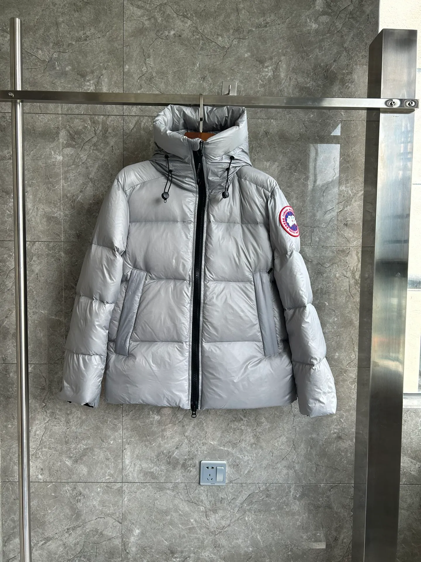 P820 ​​Gray Red Label Style No.: Y111 𝘾𝘼𝙉𝘼𝘿𝘼 𝙂𝙊𝙊𝙎𝙀/Canada Goose 2023 Limited New Crofton Puff Down Jacket Pure Guangzhou Inspection 80 White Duck Down Filling‼  Top version, ceiling level‼ Crofton soft bread, the latest style in 2023, has a cold protection effect of up to level 4. It is made of recycled Feather-Light tear-resistant fabric. It is ultra-light and has no weight on the upper body at all! The unique black label highlights your temperament‼  Canada Goose, a Canadian brand, has always been recognized as the warmest down jacket. Various Instagram celebrities, Internet celebrities, and celebrities often wear it for street photos. I do Canada Goose every year, but I still can’t get rid of my love for geese. No matter how cold the winter is, there is no need to be afraid, because there are geese! Filled with 80% white duck down, Canada Goose is the legendary warmest down jacket and is known as a must-have for Arctic outdoor sports! The most popular down jacket in the world, celebrities are rushing to buy it, it is a must-have! Same style for men and women Size: S~XXL